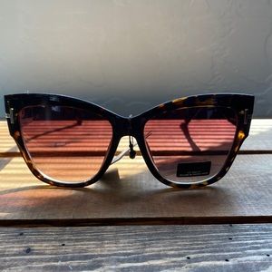 Vintage Style Oversized Sunglasses Tortoise Brown NWT. UV 400 Protection.